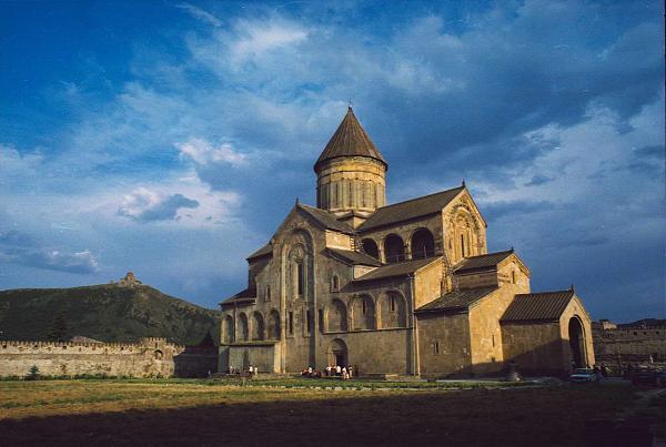 Pelerinaje la manastirile din Moldova si Bucovina, in Georgia si in Serbia