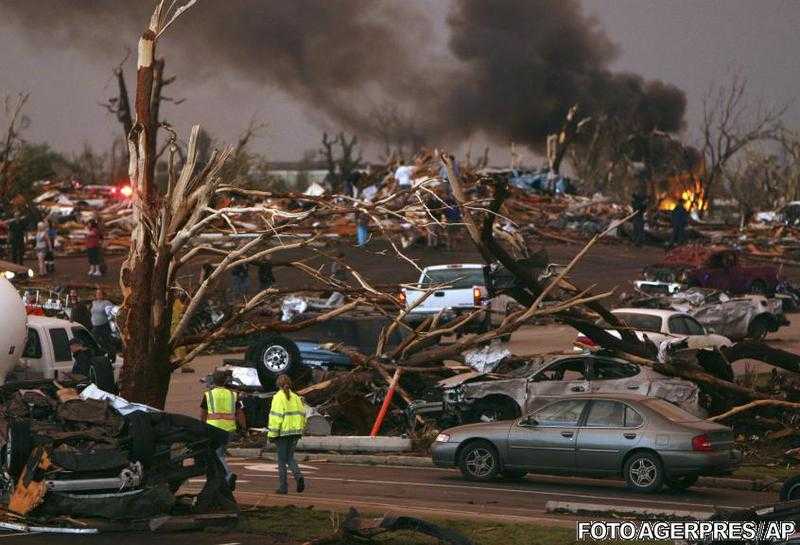 VIDEO SI FOTO: ”Apocalipsa in SUA” – TORNADA CARE A DEVASTAT ORASUL JOPLIN DIN MISSOURI