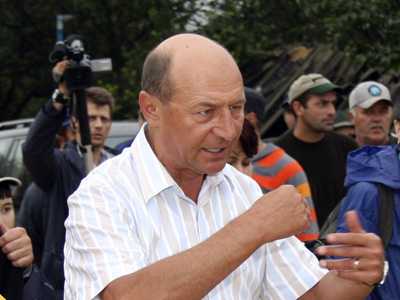 Presedintele cinismului si al vorbelor proaste. Traian Basescu in dialog cu muncitorii: <i>TRAIM DUPA CUM MUNCIM</i>. Scurta dovedire despre FALSITATEA AFIRMATIEI (VIDEO)