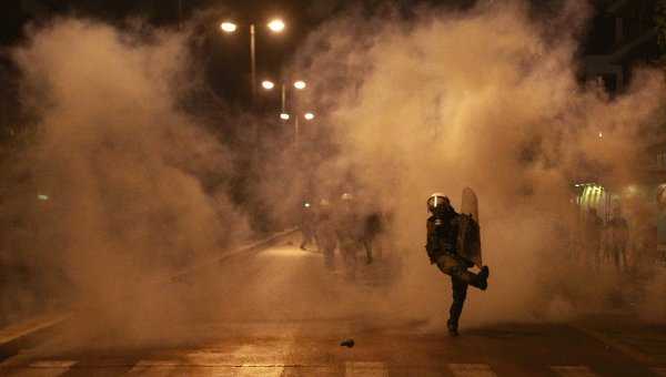 PROTESTE STRADALE VIOLENTE in Grecia si Italia. La Atena ciocniri cu politia in fata ambasadei SUA, in Italia proteste fata de “GUVERNUL DE BANCHERI”