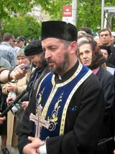 <b>Parintele Milea (Buzau) alaturi de cei din strada</b>: NIMENI NU NE POATE SALVA: guvern, partid, conducator. TREBUIE URGENT SA NE SCHIMBAM NOI INSINE!