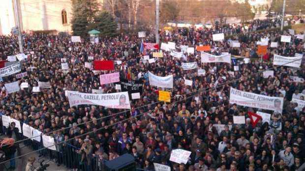 Barlad: MII de oameni, condusi inclusiv de PROTOPOPUL VASILE LAIU, au protestat fata de EXPLOATAREA GAZELOR DE SIST de catre CHEVRON