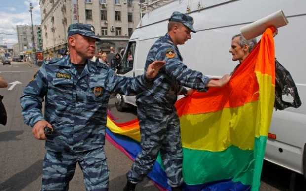 Rusia elimina complet PROPAGANDA HOMOSEXUALA. La noi se pregateste <i>“LUNA ISTORIEI LGBT”</i>. Va fi implicata si anul acesta SCOALA?