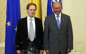 Harris in fusta scotiana si Basescu