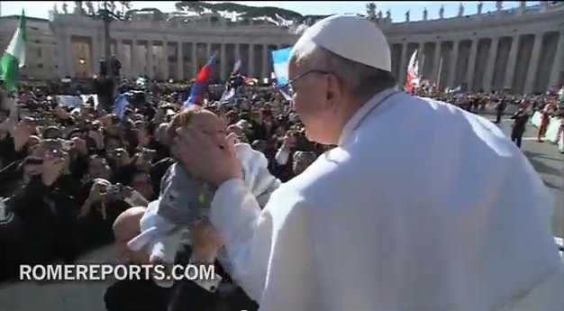 INTRONIZAREA PAPEI FRANCISC si noile elemente ale mitologiei de PR care consacra <i>“Bergoglio style”</i>, provocator de delir colectiv <i>(FOTO, VIDEO)</i>