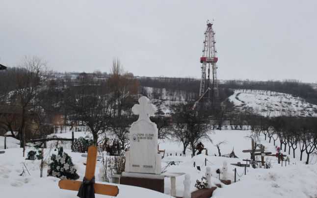 FITIONESTI. Case daramate si fantani secate de la SONDA DE PROSPECTIUNI pentru gaze (VIDEO)/ Proclamatia-protest de la Barlad: <i>SUNTEM COBAII CHEVRON!</i>