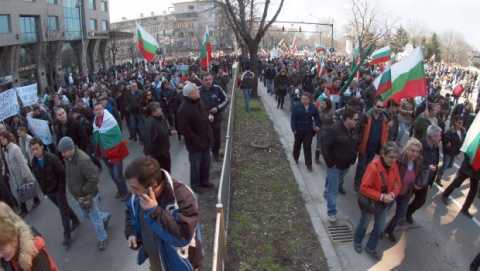 BULGARIA: Proteste de strada impotriva PRIVATIZARII CAILOR FERATE/ Autoincendieri in serie