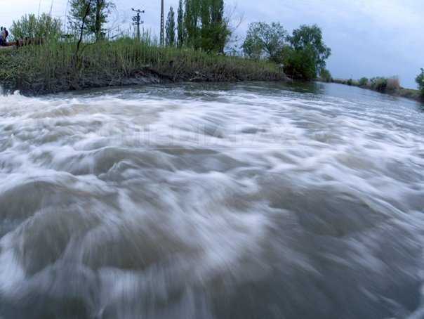 Inundatii in mai multe localitati din tara