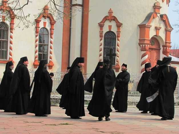 Foto Adevărul. La Mănăstirea Noul Neamţ după Liturghia de duminică