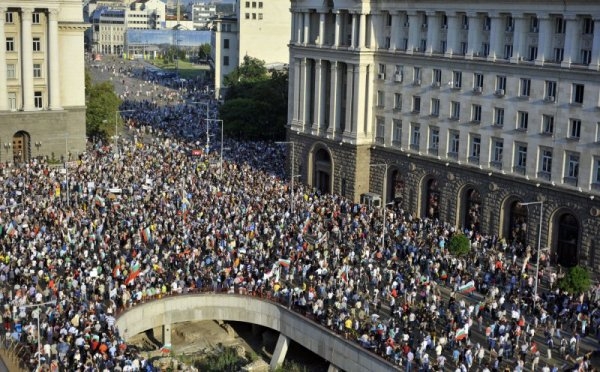 BULGARIA FIERBE: Mii de oameni in strada cerand demisia guvernului abia instalat. Premierul Oresarski CHEMAT LA ORDINE LA “INALTA POARTA” DE LA BRUXELLES