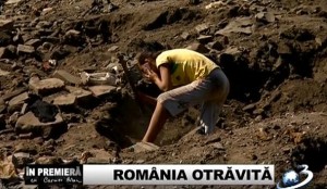 Fara sa stie la ce se supun, oamenii sapa în solul contaminat ca sa caute deseuri, pe care apoi le vând la fier vechi