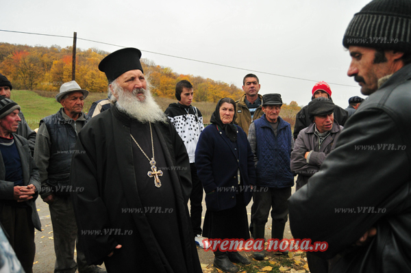 RASCOALA DE LA PUNGESTI impotriva explorarii gazelor de sist s-a lasat cu confruntari violente cu jandarmii. UN BATRAN, FOST PRIMAR, GRAV RANIT/ Lant uman in fata buldozerelor CHEVRON <i>(video, audio, foto)</i>