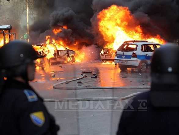 <b>REVOLTA SOCIALA SI HAOS in Bosnia-Hertegovina (VIDEO)</b>. Privatizarile, somajul si saracia au dus la MANIFESTATII VIOLENTE si la ASEDIEREA institutiei presedintelui