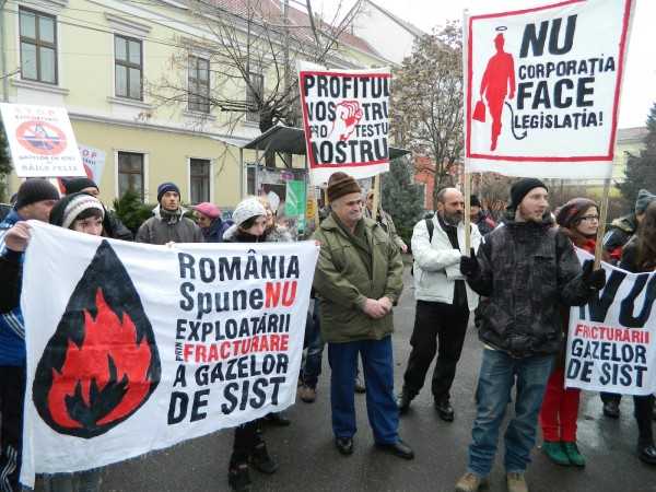 PROTESTE IMPOTRIVA EXPLOATARII GAZELOR DE SIST IN MAI MULTE ORASE DIN TARA