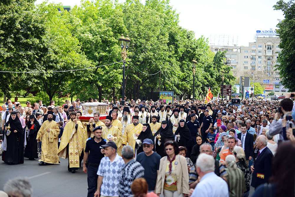 PROCESIUNEA CU MOASTELE SFANTULUI CONSTANTIN BRANCOVEANU. Sute de preoti si mii de credinciosi pe strazile Capitalei [Video-Foto]. In plus: marturii despre marea procesiune din 1938 dedicata Voievodului Martir [FOTO]