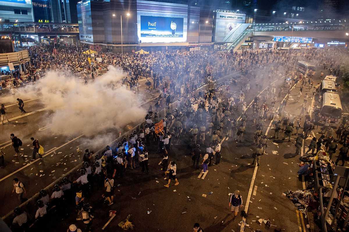 MANIFESTATII AMPLE SI TENSIONATE IN HONG KONG [video, foto]