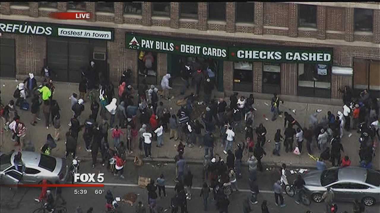 PROTESTE VIOLENTE IN BALTIMORE SI NEW YORK. Politia americana e acuzata de BRUTALITATE fata de populatia de culoare (Video)