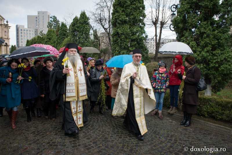 Noul Episcop al Covasnei si Harghitei: <i>“IMBRACATI HAINA NEAMULUI ROMANESC!”</i>/ IPS Teofan, la Pelerinajul de Florii (2015 – Video) – CHEMARE LA MARTURISIREA “IN CETATE”, FARA RUSINE, A CREDINTEI NOASTRE SI LA APARAREA BISERICII ATUNCI CAND E ATACATA</i>