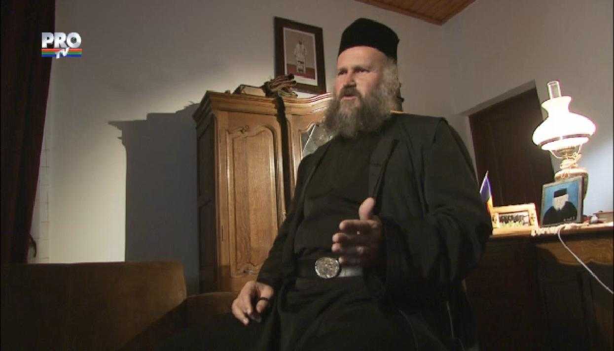 Stareţul IUSTIN de la MĂNĂSTIREA OAŞA despre VALORILE ROMÂNEŞTI, defectele poporului, demonizarea societăţii, distrugerea tinerilor, <i>“pâinea şi circul DNA”</i> şi spectacolul satisfacţiei răului: <i>“DACĂ FACEM ABSTRACŢIE DE TRECUTUL NEAMULUI, AVEM TOATE ŞANSELE SĂ MURIM. Dacă românilor le-ai luat Biserica, i-ai terminat”</i> (VIDEO)
