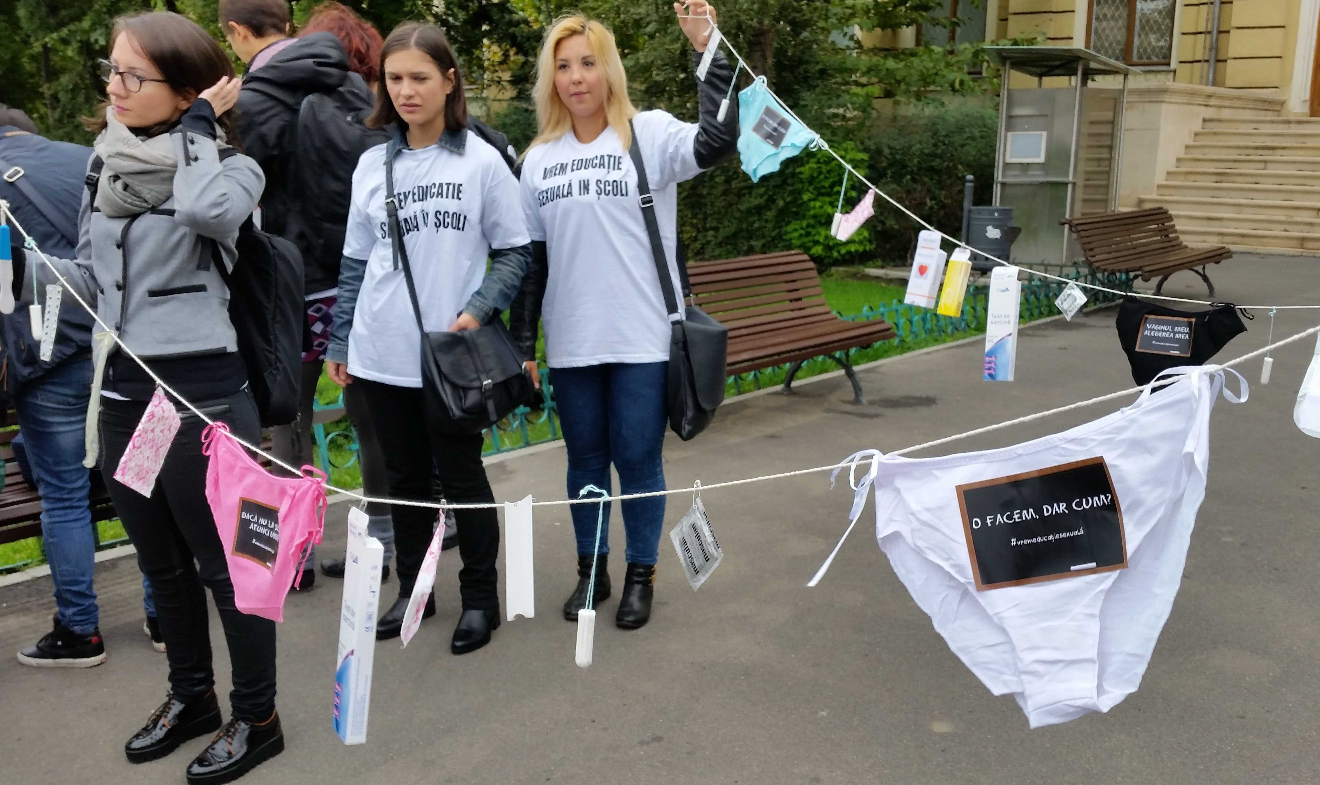 “Flashmob”-ul pentru EDUCATIE SEXUALA OBLIGATORIE, cu exhibitie “artistica” de chiloti si prezervative si cu SOMATIE pentru Ministerul Educatiei/ IDEOLOGIA (HIPER)SEXUALISTA NU SLUJESTE EDUCATIEI, ci PERVERTIRII: <i>“Agresarea copiilor cu imagini şi conversaţii de natură sexuală nu educă, ci excită. Cu alte cuvinte, corupe”</i>