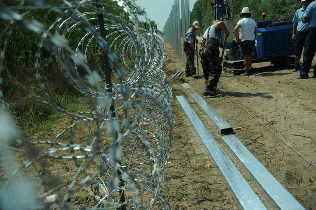 UNGARIA trimite vehicule militare la granita cu Croatia (Video)/ COMISIA EUROPEANA tolereaza explicit GARDURILE DE SARMA GHIMPATA pe “frontiera externa a UE”. Romania, Bulgaria si Croatia sunt IN AFARA granitelor UE