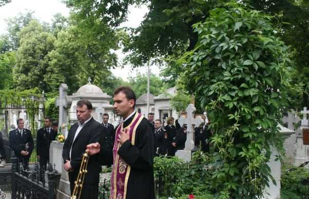 PARINTELE NECULA in doua interviuri (text+video): <i>“Urmaresc de foarte multa vreme CUM SE CRESTE ACEASTA CULTURA A ZDROBIRII BISERICII IN STRADA. Restaurarea României NU VA VENI PRIN GESTURI IEFTINE SI DE VEDETA. Restaurarea României va veni din Liturghie”</i>