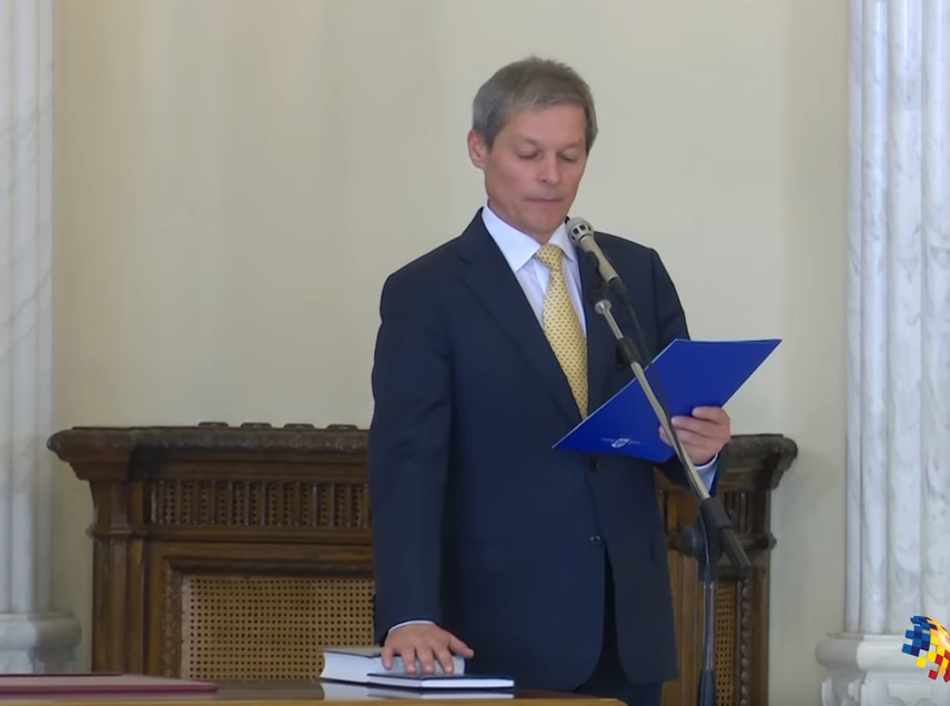 Premierul DACIAN CIOLOŞ declară: <i>“EU SUNT CREŞTIN ORTODOX. Bunica m-a învăţat să mă rog şi rugăciunile astea m-au ajutat foarte mult în decursul vieţii, dar sunt lucruri de care nu vreau să fac tapaj”</i>