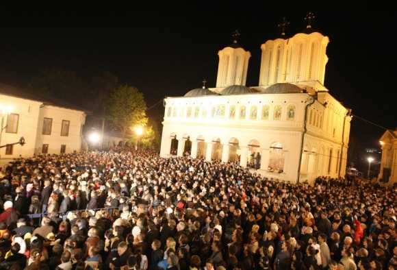 Opinii si analize in APARAREA BISERICII, dar si pentru A TRAGE NISTE INVATAMINTE din “lectia” CRIZEI “COLECTIV”. Ce greseli ar fi de asumat, ce raspunsuri ar fi de dat? PROPAGANDA DE CASA TINE LOC DE MISIUNE AUTENTICA?/ Tinerii imbecilizati, educatia publica, LIBERTATEA INCHIPUITA si “REVOLUTIA NIHILISTA”