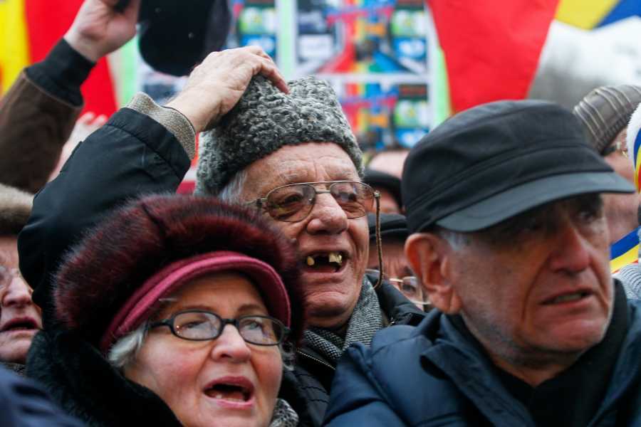 FASCISMUL SOCIAL ANTI-BATRANI SI ANTI-SARACI, REVITALIZAT DE CONTROVERSA EVACUARII ANTENELOR. Gheorghe Piperea: <i>“Tinerii frumosi si inteligenti sunt fii si fiice de batrini si sunt viitorii CAPTIVI AI SISTEMULUI care ii vrea consumatori fericiti”</i>