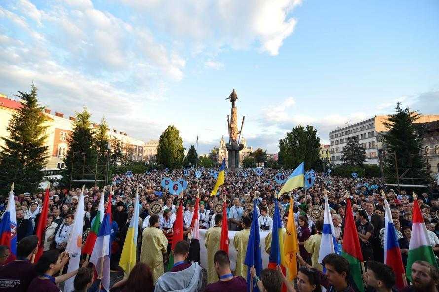 INTALNIREA TINERILOR ORTODOCSI (ITO 2016) a inceput la Bucuresti. DEMONSTRATIE DE FORTA SI DESCHIDERE A BISERICII CATRE TINERI, deficitara insa din punct de vedere al CONSISTENTEI duhovnicesti si marturisitoare. Care era viziunea CUV. SERAFIM ROSE despre FORMAREA TINERILOR? <i>“Adunarea la­olaltă nu e un scop în sine”</i>