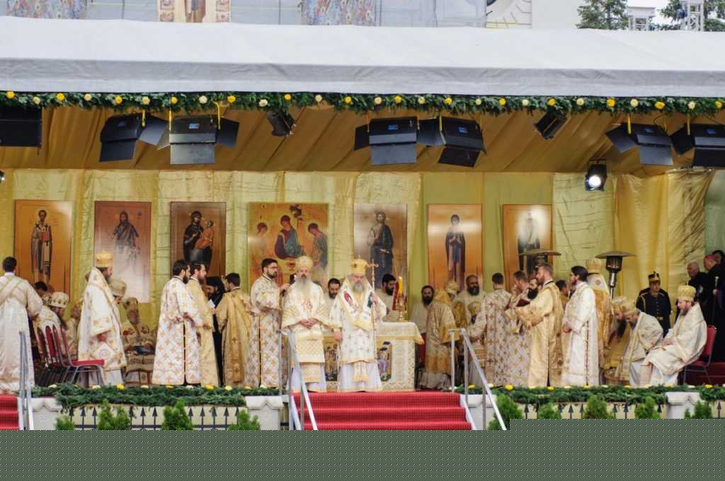 03_13_liturghie_sf_parascheva_2016_foto_catalin_acasandrei