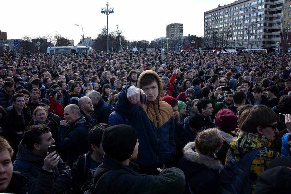 PROTESTE IN RUSIA, dupa dezvaluiri privind coruptia premierului Medvedev (Video)/ PAPA FRANCISC, INVITAT DE IOHANNIS IN ROMANIA/ EUROPA cu “RITMURI DIFERITE”, consacrata la Roma/ Marine Le Pen prezice sfarsitul UE/ ERDOGAN continua razboiul verbal cu EUROPA/ La sase ani de la “PRIMAVARA ARABA”, Hosni Mubarak iese din inchisoare