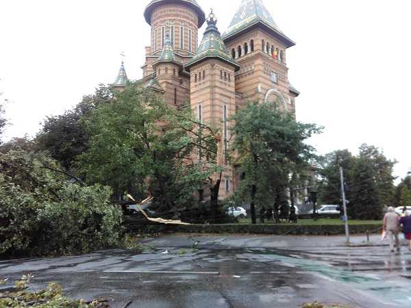 <i>“Era ca dupa razboi… Vine furtuna peste tara, fratilor, din pricina faradelegilor noastre…”</i> – MARTURII TULBURATOARE DE LA CITITORI care au trait pe viu VIJELIA teribila, cu aspect de TORNADA, dezlantuita duminica la TIMISOARA. Furtuna a daramat o CRUCE DE PE CATEDRALA capitalei Banatului si a distrus Troita din fata ei! MULTE BISERICI AU RAMAS FARA TURLE SI ACOPERIS. Noi imagini VIDEO