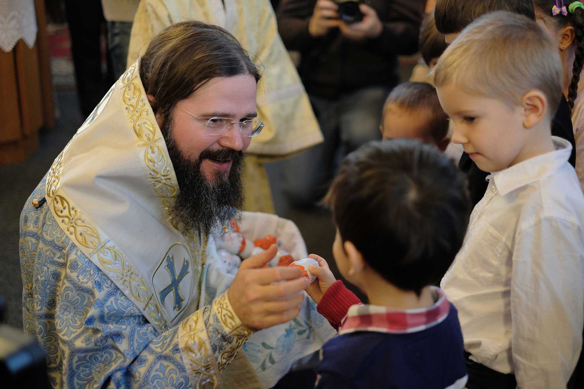 Episcopia Ortodoxă Română a Europei de Nord inițiază un proiect de BURSE PENTRU COPIII SĂRACI din Copșa Mică/ PS MACARIE despre CULTIVAREA DELIBERATĂ A DUHULUI DE CÂRTIRE față de Dumnezeu și rânduielile firești, ÎN LUMEA DE AZI: <i>“Nu e bine că suntem femei și bărbați, nu e bine că suntem europeni și creștini, nu e bine că suntem națiuni și că trăim în state naționale. Totul incită la revoltă”</i>