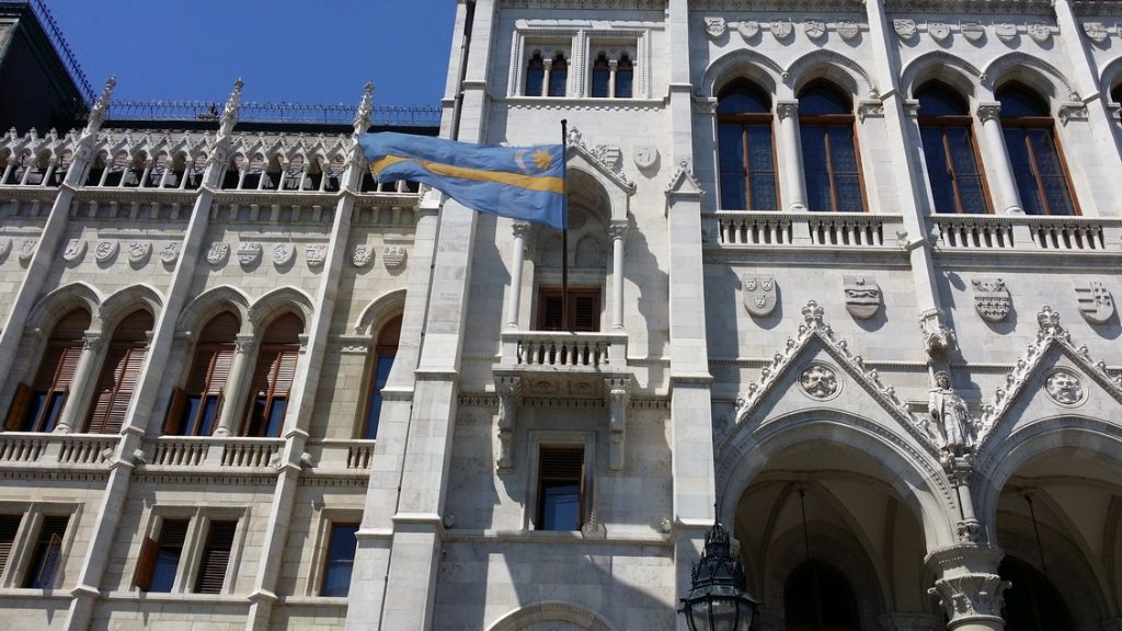 Steagul Tinutului Secuiesc, arborat din nou (?) pe cladirea