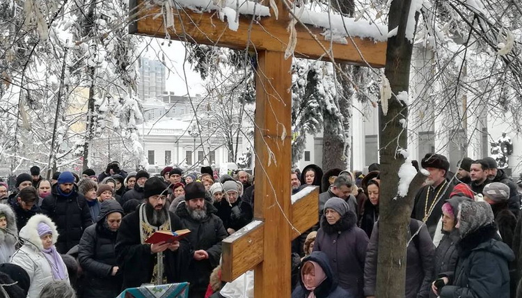 Parlamentul Ucrainei obliga Biserica Ortodoxa subordonata Patriarhiei Moscovei sa-si schimbe numele/ Se pregateste PRELUAREA bisericilor si parohiilor „rusilor”?/ Patriarhul Kirill cere, intr-o scrisoare adresata TUTUROR primatilor ortodocsi, sa nu recunoasca noua „pseudo-biserica”. „Este cert ca SCENARIUL UCRAINEAN poate fi repetat in oricare alta biserica locala”