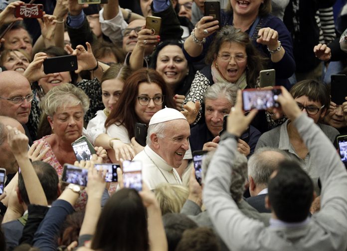 PAPA FRANCISC, MEGASTAR IN ROMÂNIA. Din nou despre MODESTIA… OSTENTATIVA, pe profil antihristic, a “Sfantului Parinte”. “MINUNILE” METEOROLOGICE si “PIOSENIA” FATARNICA a ziaristilor globalisti si a activistilor atei care urasc din rarunchi Biserica Ortodoxa. PROPAGANDA PROZELITISTA A CATOLICISMULUI in tara “babuinilor” slugarnici in fata Vestului. <i>“Unii vor „POSTER BOYS” care genereaza emotii. Nimic nou, de 2.000 de ani. IISUS vs BARABA”</i>