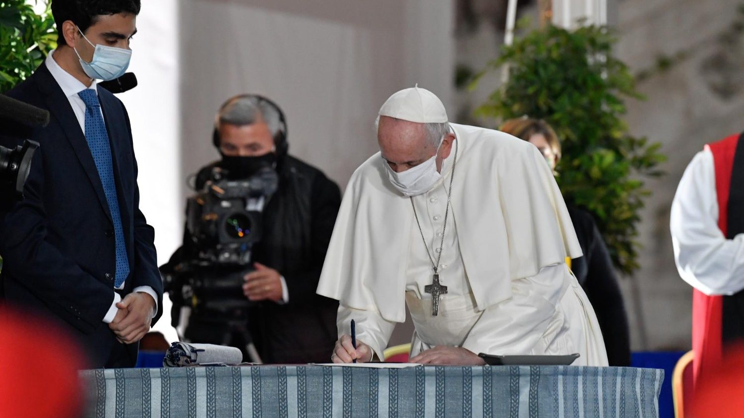 Papa Francisc a ANULAT liturghia de Crăciun. Arhiepiscopul Vigano: <em>se confirmă intenția Sfântului Scaun de a SPRIJINI NARAȚIUNEA mediatică privind „pandemia”</em>. Înaltul prelat acuză papalitatea de „afirmarea fraternității masonice” laolaltă cu „anularea metodică a ceremoniilor liturgice”