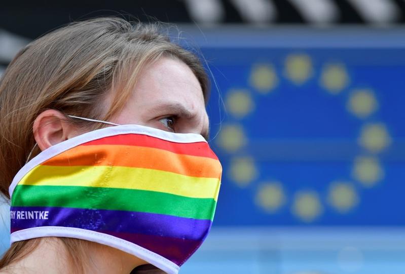 Corectitudinea politică atinge noi culmi demonice prin crearea “NOII LIMBI INCLUZIVE” de către Parlamentul European. GHIDUL LINGVISTIC PUR ORWELLIAN elaborat de P.E. exclude termenii de „mamă”, „tată”, „sex biologic”, iar „căsătoria gay” devine „căsătoria egalitară”/ UE DEVINE OFICIAL <i>„Zonă de Libertate LGBTIQ”</i>