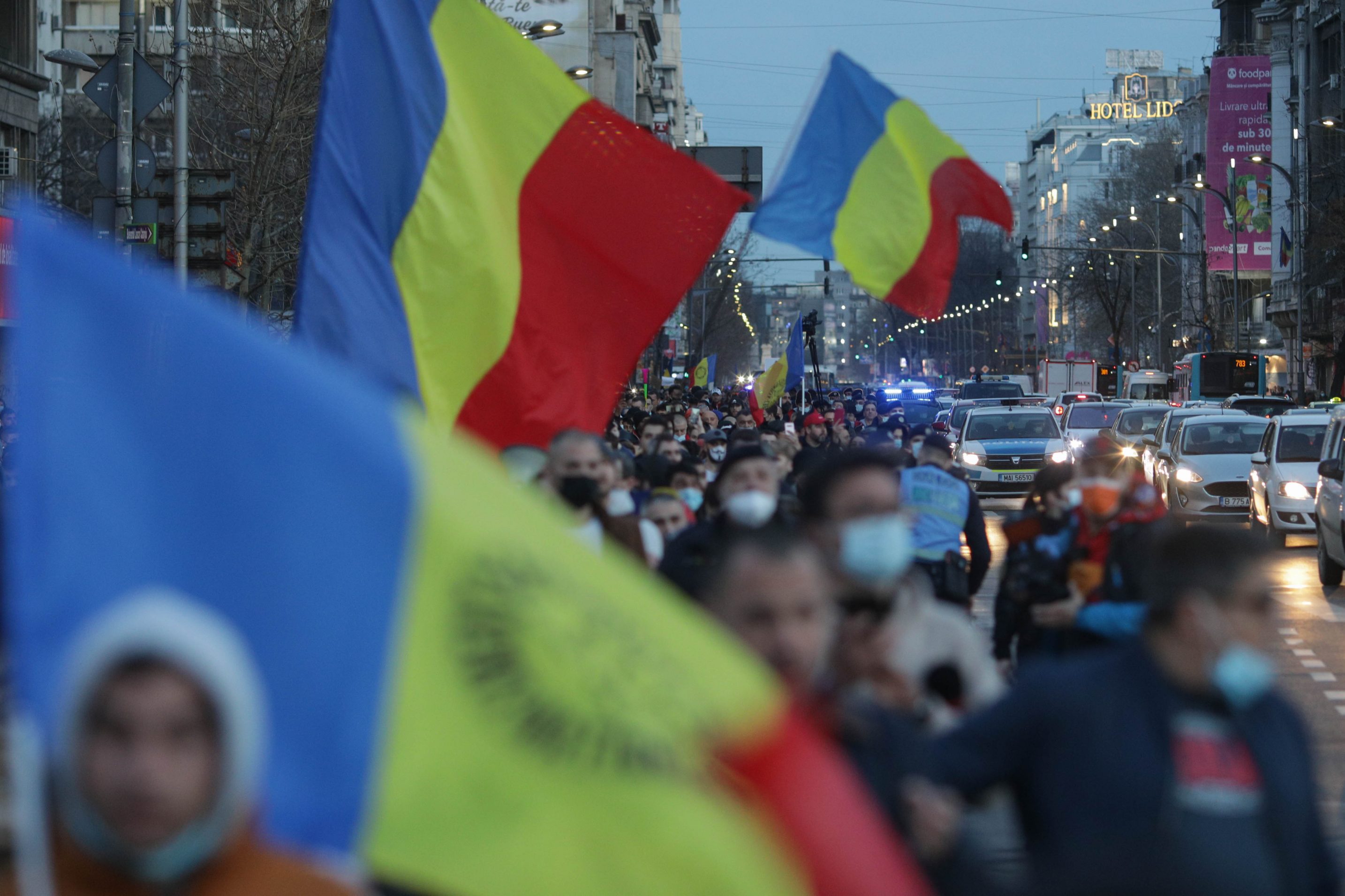 MĂMĂLIGA EXPLODEAZĂ? Val masiv de proteste în toată țara. Participanții, cei mai mulți tineri, cer LIBERTATE și demisia decidenților „dictaturii medicale”/ MASSMEDIA a încercat să ignore, iar apoi să diabolizeze protestele