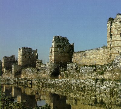ce-a-mai-ramas-din-zidurile-constantinopolului.jpg