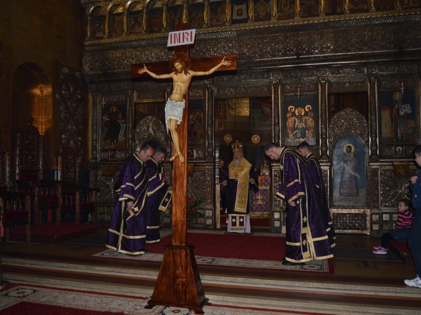 PARINTELE PETRONIU TANASE despre SENSUL CRUCII si rostul asezarii ei in mijlocului Postului Mare