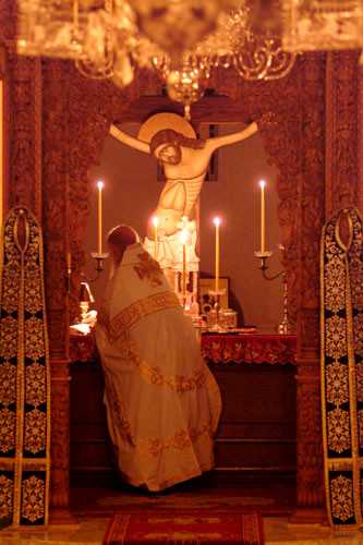 tx-geronda-ephraim-in-the-altar
