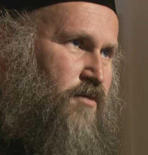<i>“Ca să-i poţi stăpâni pe oameni, ca să-i poţi manevra trebuie să le distrugi sistemele valorice. Aşa se loveşte în Biserică şi după aceea în familie. Și, dacă-i dezbini până la individ, atunci mult mai uşor poţi să-i controlezi”</i>. PĂRINTELE IUSTIN DE LA OAȘA despre NEAM și FAMILIE, DEZBINARE și IUBIRE. <i>Cum ne apărăm valorile?</i> (și VIDEO)