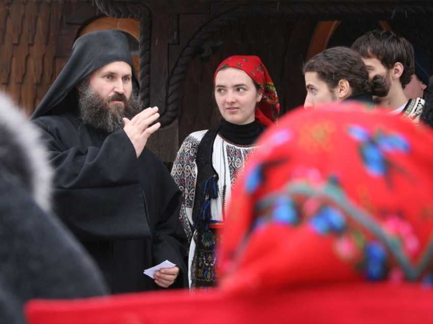 PARINTELE STARET IUSTIN MIRON despre “Raiul” si “Casa” tinerilor de la Manastirea Oaşa, despre DRUMUL GASIRII LUI DUMNEZEU, despre NEVOINTA DE A IUBI “IMPUS” si despre CRESTEREA-IMPREUNA: <i>“Rugandu-ne unii pentru altii ne adancim tot mai mult unul in celalalt si incepem sa ne iubim. TREABA BUNA E IMPREUNA, TREABA REA E-N IZOLARE”</i> (interviul integral VIDEO + TEXT)