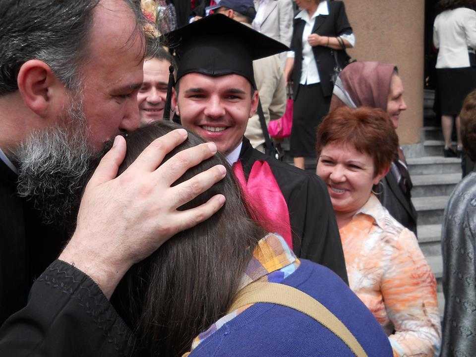 Parinte sarutand pe cap o fiica duhovniceasca (parintele Jan si Irina - via FB)