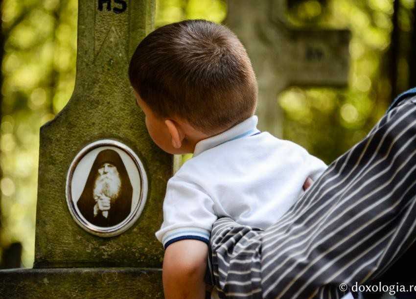 <i>“Bine ai venit, draga tatii!”</i> – PARINTELE PAISIE, OLARUL CEL SMERIT CU INIMA DE MAMA, in amintirea calda a unei apropiate fiice duhovnicesti, monahie careia i-a pansat suferintele si pe care a invatat-o slujirea intru indelunga-rabdare