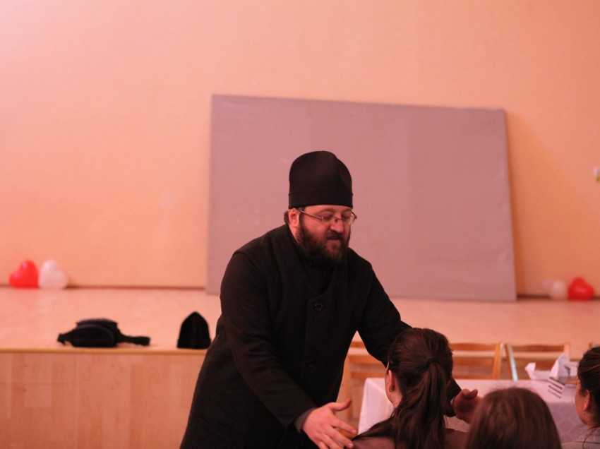 <i>“ZIUA SFANTULUI VALENTIN”</i> – “Sarbatoarea” desfraului SUB NUMELE FALS AL DRAGOSTEI SI SUB IMPOSTURA HULITOARE A INVOCARII UNUI SFANT MUCENIC. <i>“Într-o societate consumistă, lăcomia şi imoralitatea îi fac pe unii să creeze sărbători din nimic, doar pentru a se îmbogăţi pe seama patimi­lor noastre”</i>
