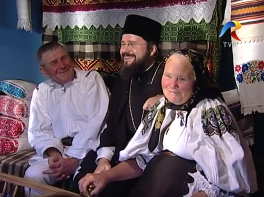 PREASFINTITUL MACARIE DRAGOI – un episcop ortodox cu CHIPUL DE LUMINA, cu INIMA CAT UN OCEAN, cu O CREDINTA VIE si cu O SFANTA SIMPLITATE DE COPIL. <i>Chipurile dorului</i> – reportaje TVR din satul bistritean SPERMEZEU, raiul de bastina al duiosului arhiereu, rod sfintit al binecuvantarii Parintelui Cleopa si al rugaciunilor unor parinti si bunici cu viata sfanta. <i>“NI-I DOR BOGAT…”</i> (VIDEO)