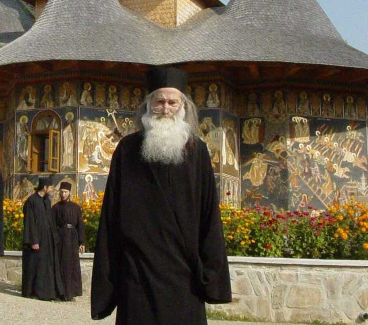 PARINTELE IUSTIN PARVU (†16 iunie 2013) – CUVINTE PENTRU VREMURI DE INCERCARE A BISERICII: <i>“Acum, in momentele grele pe care le traim, cu ispite puternice, harul lui Dumnezeu va creste. DACA NE VOM RUGA! Daca vom pastra unitatea in Biserica, daca nu ne va imprastia aceasta ispita, noi vom rezista. Adevarul crestin nu se impune cu forta. Adevarul crestin vorbeste prin sine”</i>